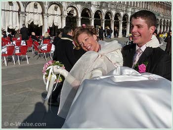 Justine et David Lemaire sur la Place Saint-Marc lors de leur mariage à Venise.
