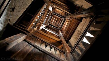 La cage d'escalier, toute en bois, pour monter en haut du Campanile de Santa Maria Formosa, dans le Sestier du Castello à Venise.