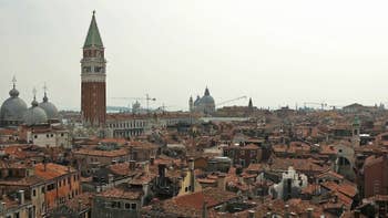 La vue depuis le Campanile de Santa Maria Formosa, dans le Sestier du Castello à Venise, ici les toits de la Basilique Saint-Marc et le Campanile de Saint-Marc.