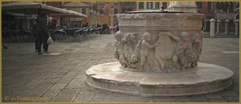 Le puits du XVIe siècle, aux armes de la famille Corner, du Campo San Giovanni e Paolo, dans le Sestier du Castello à Venise.
