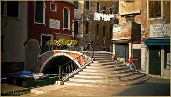 Le pont de la Chiesa sur le rio San Cassan, frontière entre les sestieri de San Polo et de Santa Croce à Venise.