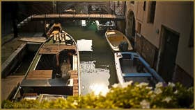 Le bateau du marchand de fleurs voisin, sur le rio de San Cassan, dans le Sestier de Santa Croce à Venise.