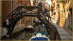 Petit pont privé sur le rio di San Stae, dans le Sestier de Santa Croce à Venise