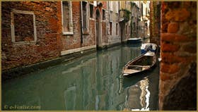 Reflets sur le rio delle Due Torri, dans le Sestier de Santa Croce à Venise