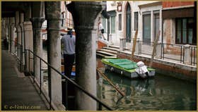 Gondole sur le rio de San Felice vu depuis le Sotoportego del Tagiapiera, dans le Sestier du Cannaregio à Venise.