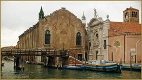 La Scuola Vecchia della Misericordia et l'église Santa Maria Valverde, le long du rio de la Sensa, dans le Sestier du Cannaregio à Venise