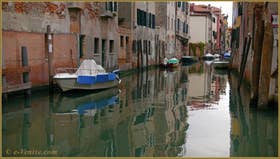 Reflets sur le rio de l'Acqua Dolce, dans le Sestier du Cannaregio à Venise