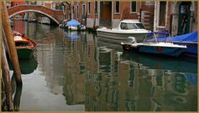 Le bateau de Superman sur le rio de Santa Caterina, au fond, le pont dei Gesuiti, dans le Sestier du Cannaregio à Venise.