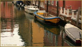 Reflets sur le rio del Tentor o de la Madonna, dans le Sestier du Dorsoduro à Venise