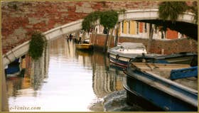 Reflets sur le rio dei Carmini, sous le pont del Soccorso, dans le Sestier du Dorsoduro à Venise