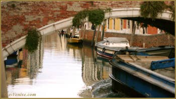 Reflets sur le rio dei Carmini, sous le pont del Soccorso, dans le Sestier du Dorsoduro à Venise.