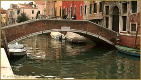 Le pont dei Foscarini, sur le rio de Santa Margarita, dans le Sestier du Dorsoduro à Venise