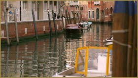 Reflets sur le rio de Santa Margarita, dans le Sestier du Dorsoduro à Venise