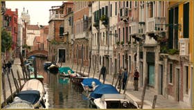 A droite, la Fondamenta del Squero, le long du rio de San Barnaba, dans le Sestier du Dorsoduro à Venise