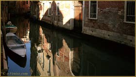 Reflets sur le rio de la Panada, dans le Sestier du Cannaregio à Venise