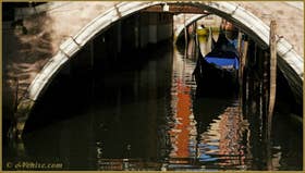 Gondoles sur le rio de le Procuratie, sous le pont del Cavaletto, dans le Sestier de Saint-Marc à Venise