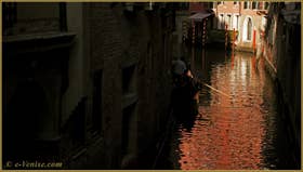 Gondole sur le rio dei Scoacamini, dans le Sestier de Saint-Marc à Venise