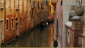 Gondoles sur le rio de San Salvador, dans le Sestier de Saint-Marc à Venise