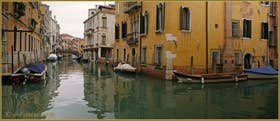 Croisement des rii Priuli o de Santa Sofia (en face) et de l'Acqua Dolce à droite, dans le Sestier du Cannaregio à Venise