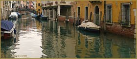 Reflets sur le rio Priuli o de Santa Sofia, dans le Sestier du Cannaregio à Venise