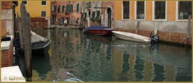 Reflets sur le rio Priuli o de Santa Sofia, au fond, le rio Terà dei Franceschi, dans le Sestier du Cannaregio à Venise.