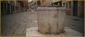 L'un des deux puits en pierre d'Istrie de la Ruga Do Pozzi, un puits qui date du début du XVIIIe siècle. Dans le Sestier du Cannaregio à Venise