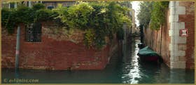 Le petit rio de la Racheta, tout gonflé d'eau, dans le Sestier du Cannaregio à Venise.