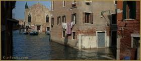 Au fond, la Scuola Vecchia de la Misericordia et, à droite, les pieds dans l'eau, la Corte del Lovo, dans le Sestier du Cannaregio à Venise