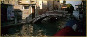 Le pont Chiodo, sur le rio de San Felice, dans le Sestier du Cannaregio à Venise