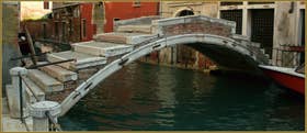 Le pont Chiodo, sur le rio de San Felice, dans le Sestier du Cannaregio à Venise