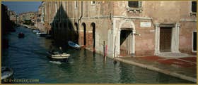 Le rio de la Sensa, prêt à envahir le Campo de l'Abazia, dans le Sestier du Cannaregio à Venise
