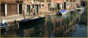 Jolis reflets sur le rio de la Sensa, le long de la Fondamenta dei Mori, dans le Sestier du Cannaregio à Venise.