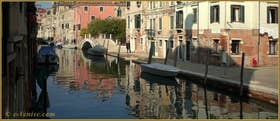 Reflets sur le rio de la Sensa, le long de la Fondamenta dei Mori, au fond, le pont Brazzo, dans le Sestier du Cannaregio à Venise