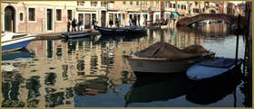 Jolis reflets sur le rio de San Girolamo - Ormesini, le long de la Fondamenta dei Ormesini, dans le Sestier du Cannaregio à Venise