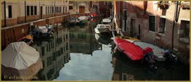 Reflets sur le rio del Ghetto ou Gheto, dans le Sestier du Cannaregio à Venise