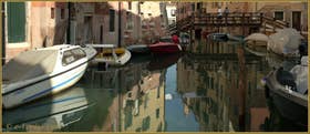 Reflets sur le rio del Ghetto, au fond, le pont del Gheto, dans le Sestier du Cannaregio à Venise