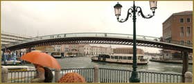 Le pont della Costituzione Calatrava, sur le Grand Canal, dans le Sestier de Santa Croce à Venise.