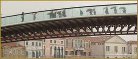 Le pont della Costituzione Calatrava, sur le Grand Canal, dans le Sestier de Santa Croce à Venise.