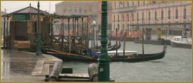 L'embarcadère des gondoles sur la Fondamenta San Simeon Picolo, le long du Grand Canal, dans le Sestier de Santa Croce à Venise