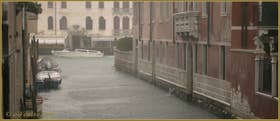 Forte pluie sur le rio Marin, au fond, le Grand Canal, dans le Sestier de Santa Croce à Venise