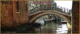 Reflets sous le pont San Barnaba, sur le rio du même nom, dans le Sestier du Dorsoduro à Venise