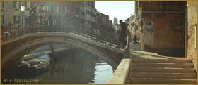 Reflets sous le pont San Barnaba, sur le rio du même nom, dans le Sestier du Dorsoduro à Venise