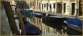 Reflets sur le rio de San Barnaba, au fond, le pont de le Pazienze, dans le Sestier du Dorsoduro à Venise