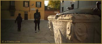 Détail du puits du Campo de l'Anzolo Rafael, un puits datant de 1349, offert par Marco Ariani, mort de la peste en 1348 et qui avait légué 300 ducats dans son testament pour la mise en œuvre de deux puits, un public et un privé. Dans le Sestier du Dorsoduro à Venise.