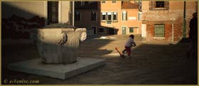 Le Campo de l'Anzolo Rafael et son puits datant de 1349, dans le Sestier du Dorsoduro à Venise