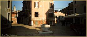 Le Campo de l'Anzolo Rafael et son puits datant de 1349, dans le Sestier du Dorsoduro à Venise