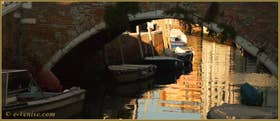 Reflets sous le pont de l'Anzolo, sur le rio de l'Anzolo Rafael, dans le Sestier du Dorsoduro à Venise