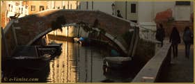 Reflets sous le pont de l'Anzolo, sur le rio de l'Anzolo Rafael, dans le Sestier du Dorsoduro à Venise