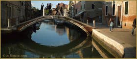 Reflets sous le pont de le Terese, sur le rio dell'Arzere, dans le Sestier du Dorsoduro à Venise