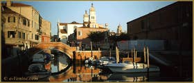 Reflets sur le rio di San Nicolo' Mendicoli devant le pont de la Piova, dans le Sestier du Dorsoduro à Venise